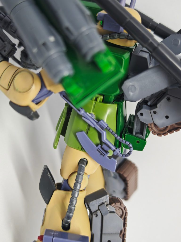 腰部には接近戦用のヒートホークを担架しています。プラ棒とプラパイプで担架部分を製作しています。