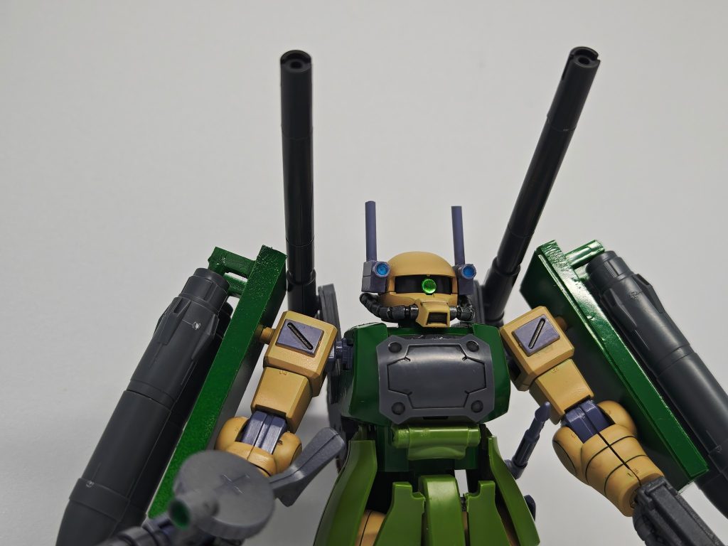 メインの主砲です。バックパックからプラ板とプラ棒でジョイントを製作して接続しています。砲のパーツはHGラゴゥの主砲を使いました。手持ち武装はザクマシンガンとM.S.Gのサブマシンガンです。両肩のショルダーシールドはパワードアームズパワーダーのミサイルを担架しています。砲撃と超遠距離ミサイルによる攻撃を想定しています。