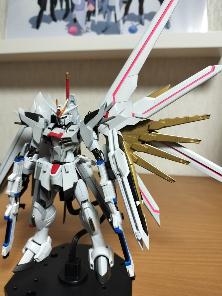 プラウドを青に塗っていたので、分解、青色をおとし、再塗装。　ピンクのキラキラシールがきれいに剥がれず切れてしまったので塗装。　分解時に羽の先っちょが折れて修復。　そのせいか片側の羽が開かなくなってしまいました。　設定ではフツノミタマは装備しないらしいとのことですが、寂しかったのでそのままです。　デカールが無かったのが残念です。