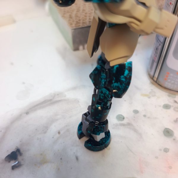 ラップ塗装迄はそこそこ上手く出来たのですが最後の缶クリアでグズグズになりました。残念！いつ買ったか分からない缶スプレーだからダメだったのかそもそも私が缶スプレーを使えてないのか？ツヤテカは深いですね。どっちにしても缶スプレーは嫌いです。リカバリーの仕方とか缶スプレーのコツとか修行します。（2枚目）
