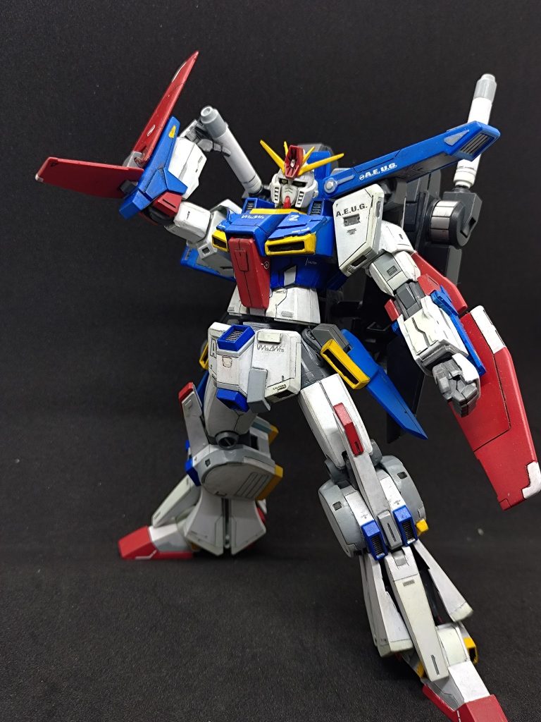 サーベル抜刀。バックパックは分割して可動するようにしました。サイドアーマーも干渉するので同様に