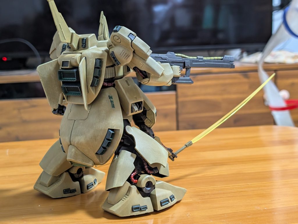 塗装はアクリジョン筆塗り塗装面積が広かったり、ノズル系の塗り分けとか疲れました・・墨入れも最小限でオシマイ。筆ムラは相変わらずで「The・汚」ですね。サーベルの柄はラックに挿れたら、引っかかって確実に塗装が剥がれ・・るな。そんな理由で隠し腕にも持たせられず、引っ掛けるだけで済ませました。