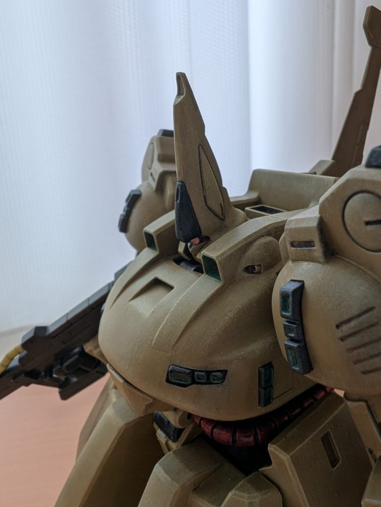 今回は自分好みに近づけるため少しイジりました。①首のピンを１つ分、前方に移動横側から顔が見えるようにしたかったので移動。その分、頭部と後襟？の間にスペースが出来た所は新たにノズルを設置して埋めました。②モノアイ大型化小顔なので、キットの設定通りが丁度良いのでしょうが、ずんぐりむっくりボディに「可愛げ」を足したかったのでSDを意識して大きくしました。「カッコよさ」より「野暮ったさ」が増した気がします。