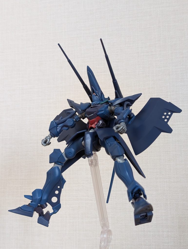 【得体の知れない力を感じる・・】新しいキットを組むのは体験会ガンダムを除けば、復帰後初めてなので『キットそのままを楽しむ』をテーマに組みました。まずはランナーを手に取りマジマジ見て「色分けすげぇ・・」「色塗らんでもいいの？」と戦々恐々。説明書を舐め回すように見て、いざ組んでみたらサクサク進む。あまり併せ目も目立たずスゴい素組み状態だけでも満足してしまうクオリティ。「得体の知れない力を感じる・・気に入らん」・・というわけではないが。初心者レベルの自分には丁度良いです。でも、切って削って色塗ってに労力をかけなくていいけどその分、達成感も減るかも。何だかんだ本当にキットの進化が凄い！バンダイ脅威のメカニズムですね。