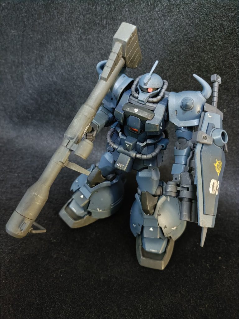 上から。主武装としてジャイアント・バズ、三連装35mmガトリングとヒートソードが標準装備です。ブレードアンテナな指揮官機っぽいので普通のアンテナにしてます。あの六連装75mmガトリングはノリス大佐の無双イメージ強く、あと重そうに感じたので、あえてジャンクパーツ行きです😅