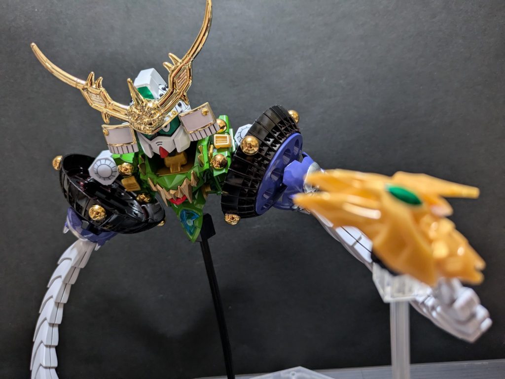 魔神創造伝ワタル「炎上丸」のボディをクレオスのルマングリーンで塗装し、肩口や腰回りを改造してモチーフの意匠に近づけました。腕は「HGFCドラゴンガンダム」のエフェクト用腕パーツに「炎皇張飛ゴッド」の皇炎甲を合わせました。