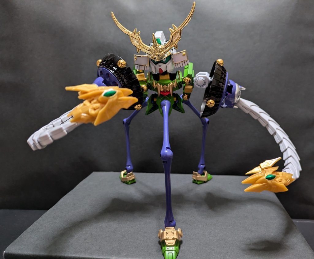 ギャンの盾と宇折墮さんのパーツを合わせて特徴的な肩アーマーを制作。あの凸凹形状を盾側にも再現したかったのですが…唯一の心残りです。三脚のような足はアクションベースのアームで制作。ＳＤの長さに置き換えるの…忘れてました。