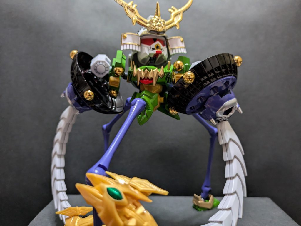 ドラゴンの腕がモナカなので曲げたりはできませんが、胴体と肩アーマーの間に可動のきく加工パーツを二つ挟んでいるので結構クネクネ動きます。