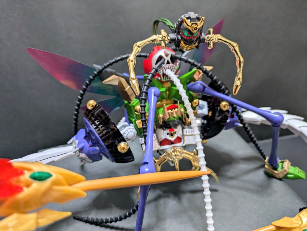 ニョキニョキ触手は100均のシリコンバンド。翅は炎上丸のもの。宇折墮さんはデビルガンダムの無限パイプをイメージした針金で繋いでいます。