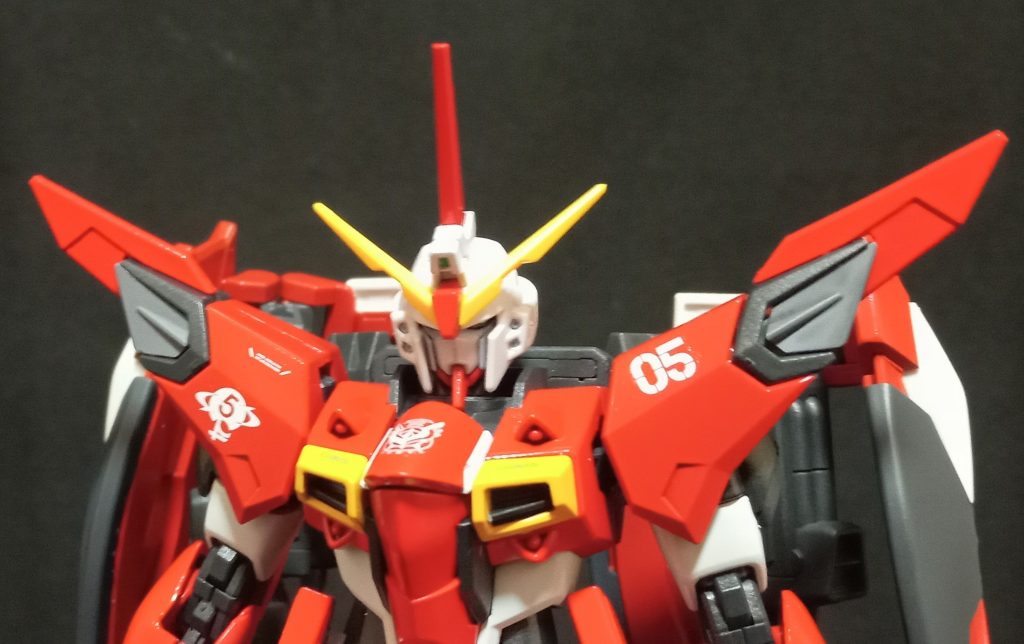 隊長のルナマリア機よりも目立つのでリーダー機と勘違いされて狙われやすい