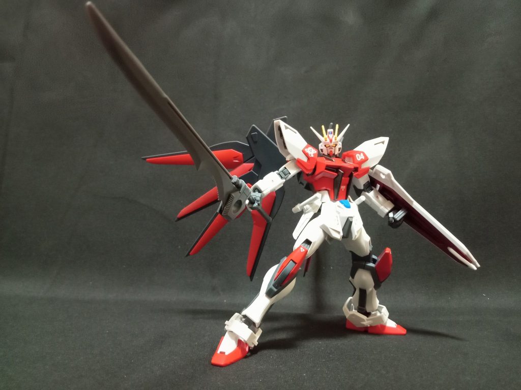 かつてモルゲンレーテ社でストライクやM1のOS開発に関わっていたジュリは、戦後C.O.M.P.S.の技術実証パイロットを兼任