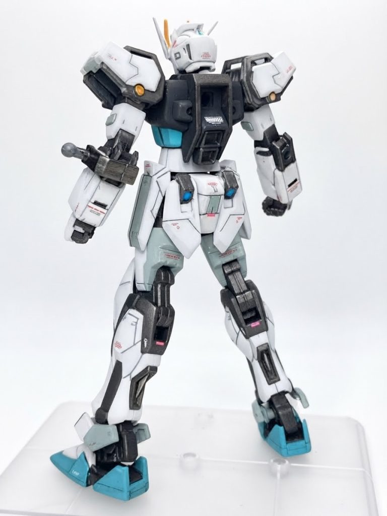 いわゆる素トライク状態。RGを参考にスジ彫りを主に本体（とエールストライカーパックのウイング）に満遍なく入れました。デカールもRGに近いやつを選んでます。