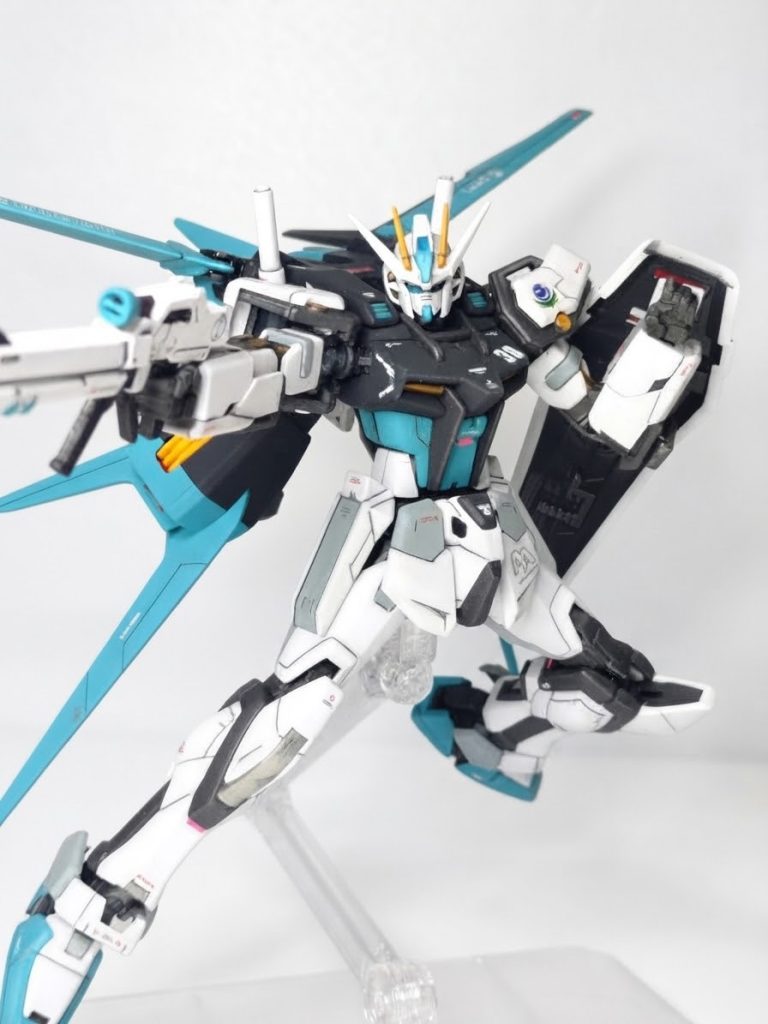 種撃ちで締め。期間は塗装込みで1週間程度でさくさく制作できました。が、とにかく雨の影響でつや消しが吹けずになかなか完成せず…前作のダブルオーと並行で完成させました（笑）