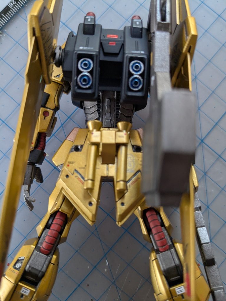 腹部はどうしても蛇腹にしたくて、プラバンで工作しました。