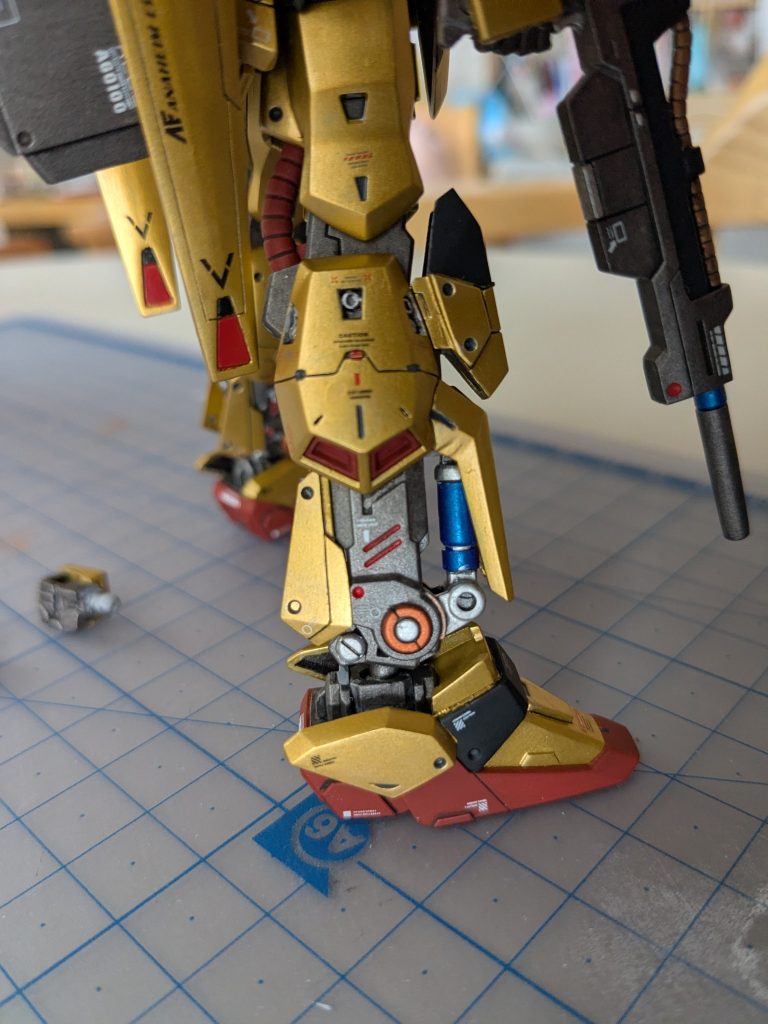 足のシリンダーはメタルリックブルーで。内部フレームが見える箇所は少し塗り分けしました。各所ディテール追加でスジボリしたり、くり抜いたりしています。