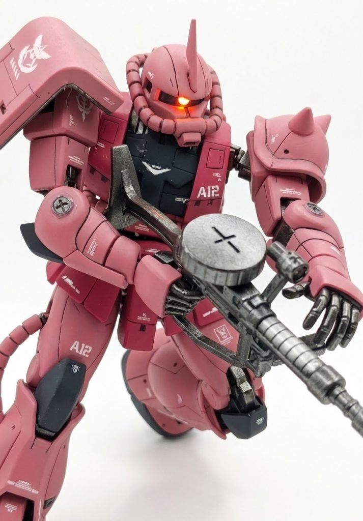 ザクマシンガン合わせ目を消してスターブライトアイアンで塗装。バレル部分をシルバーに変更。スコープはホイルシールに蛍光ピンクとUVレジンで仕上げてます。