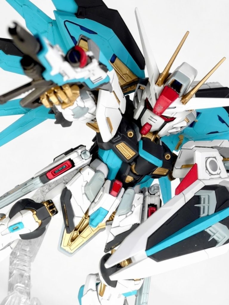 やはりパーソナルカラーなだけあってこの色塗るだけでミク感が増しますね!シールドはストフリにはないのでそれっぽく塗り分けました。その他形状の大きく違うところは自分解釈でアレンジしてます。