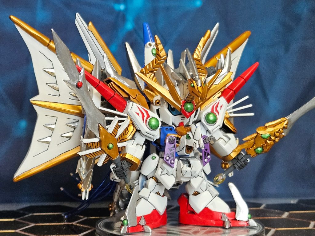 続いて超竜守護神フォーミュランダーF90等のウイングをアレンジで組み込んであります。クロスシルエットを素体に使っているため背が高く顔が小さめなスマートな見た目に仕上がりました。