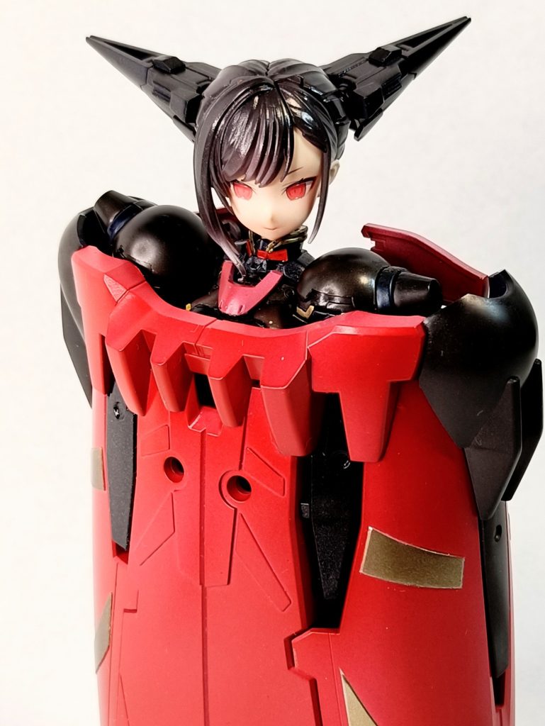 マントモード…マントモードの呼称で合ってる？ウィング状のマントを外したボディを、キット通りのマントパーツで挟み込むだけです。塗装剥がれが心配になるね。&nbsp;……僕はけっこうGeminiと作品プランを検討しあうのですが、Geminiが「このマントパーツをアイアンメイデン風にしてひきこもりキャラにしません？？」って提案してくれて…。あれは正直、今でも採用すればよかったかな…と思っちゃうプランですねえ。