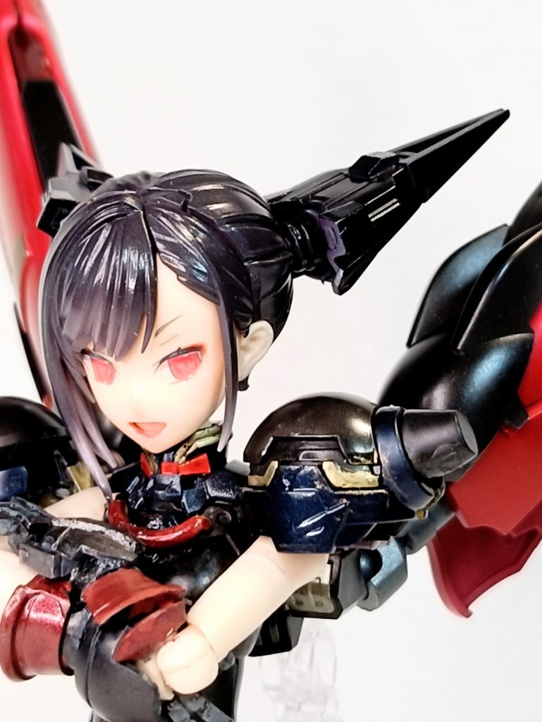 ご覧いただいたように「マスターガンダムらしさ」とあわせて「東方不敗らしさ」も、このキットの中で表現したつもり！Gガン系は、腕組みさせたくなりません？腕組み用パーツを作成し、差し替えを行うことで無理のない腕組みポージングを実現しました。この後もあれやこれやといろんなショットが出てきますが、ぶっちゃけこのポージングが一番決まっている感じがします。