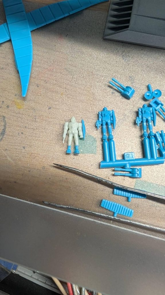 ガンダムは初期のモノのせいか盾がペラペラのプラバンみたいな感じで足もイマイチの造形だったので1200分の1サラミス付属のジム1基を使い盾とスネから下を移植しました💦
