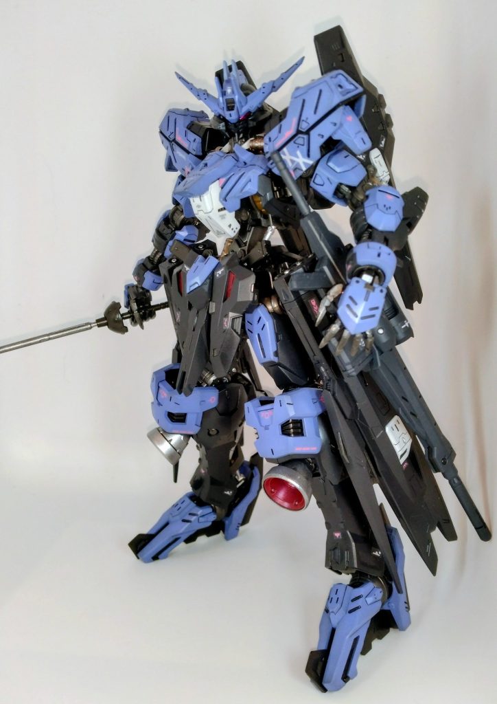 黒立ち上げ全塗装です。フレームと外部装甲と武器は色味を変えています。足裏の接地面は小さいものの、意外とバランスよく自立します。