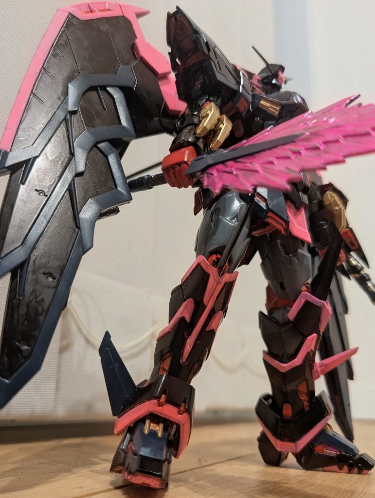 逆サイドからあおりで１枚。色レシピは次の通り。黒:ガンダムブラック（マーカー塗装。元の赤部分）ピンク:ガンダム蛍光ピンク（マーカー塗装。元の鮮やかな赤部分）メタリックピンク:ガンダムメタリックピンク（マーカー塗装。元のクリアグリーン部分）赤:ガンダムレッド（マーカー塗装。元のグレー部分）金:ガンダムゴールド（マーカー塗装。元の黄色部分）グレー:MSグレージオン系（元の白部分）ブルーグレー:成形色と、いうわけで、今回はグレー以外はすべてマーカー塗装。そのため細かい部分がかなり大変でしたが、なんとかイメージ通りにほぼ全塗装できて良かったです！