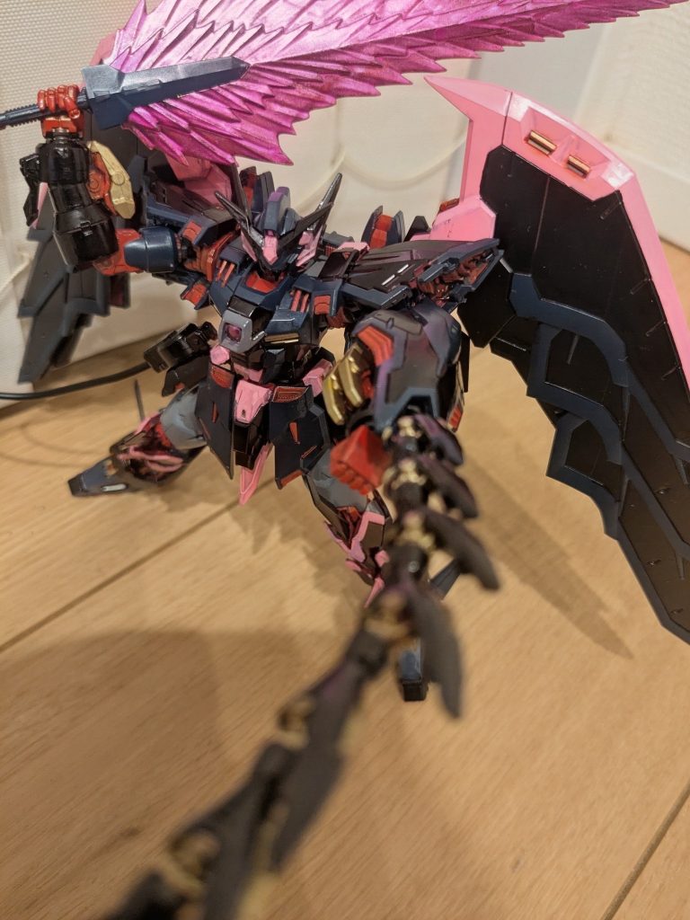 ブンドドその１、ヒートロッドを構えて。シールドもしっかり設定通り。ヒートロッドの関節ひとつひとつを金で塗り、周りをひとつひとつマーカーブラックで塗り。これ気が遠くなりますね笑