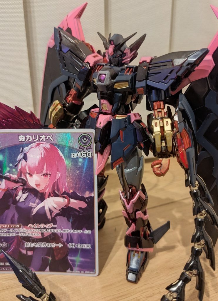 最後に、ホロカのカリオペとツーショットで締めです。これでこのGUNSTAサイトにて、ホロライブコラボカラーMSは全機勢ぞろいのはず！も〜ホント満足満足でした〜。&nbsp;で、今ちょっと考えていることが、今後のホロライブコラボカラーMS作成をどうするか、自分の中で２択でモヤモヤ中…。&nbsp;1.コラボ3弾はないと踏んで、手に入り次第、自分の作っていない3機を作ってしまい、第3弾は完全お休み。2.第2弾はこれで終了！第3弾が出るまでに懐を温めてじっくり待つ。&nbsp;コラボ第2弾後だいぶ経つから3弾ないのかな〜とも思うんですが…第3弾出たら絶対作りたくなるんでしょうね…。したら結局全部作ってしまって懐が…。まぁもう少し待ってみてですね。（笑）&nbsp;以上、ガンダムエピオン森カリオペコラボカラーでした！ご覧いただきありがとうございました！！