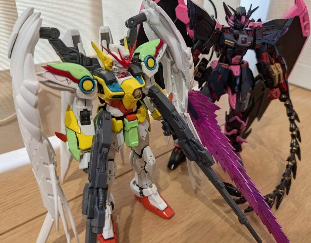 同じウイング系列機ということで、前回作成したカリオペエピオンと並べて1枚。ほぼ色合い正反対の2機ですが、並べると様になって良いです!