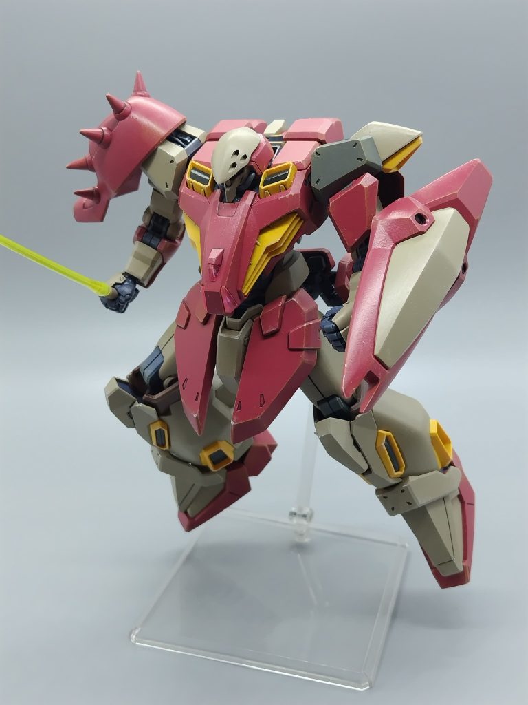 サーベルは肩シールドの裏に。取りにくそう。