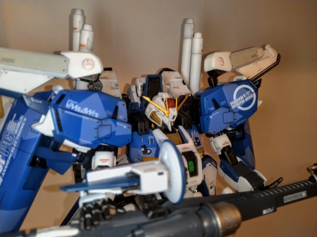 スジボリ追加と、丸モールドをたくさん加工しました。タンクは後ハメ加工が簡単にできるため、合わせ目消しを施しています。