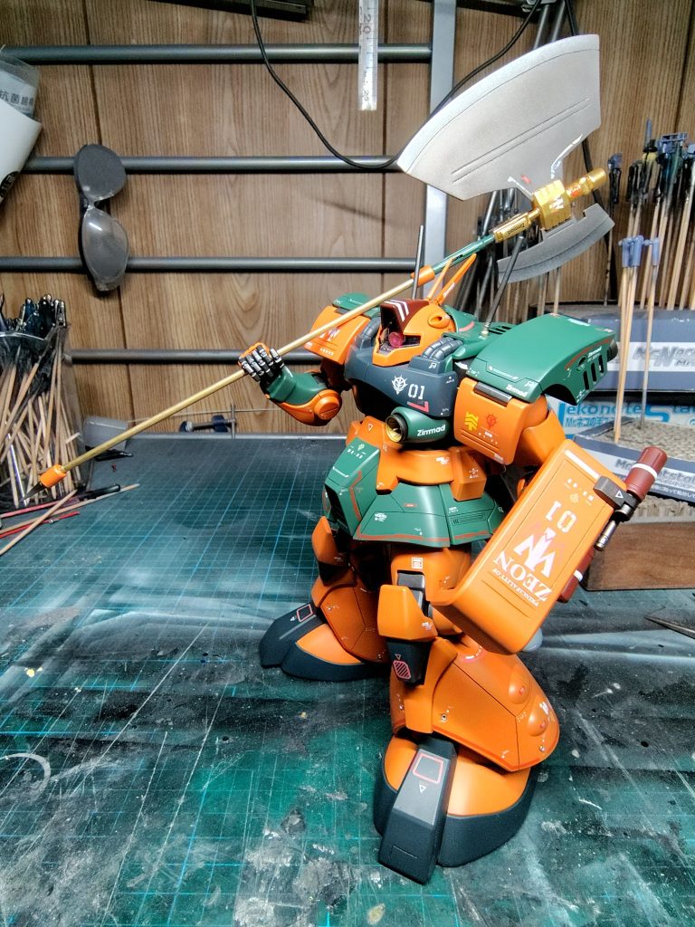 ドズルより立派な斧！盾はザクから再利用設定。胸にゴッグ並みのメガ粒子砲。