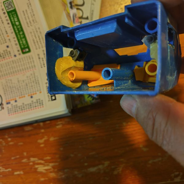 胸ダクトの黄色パーツのクリアランスを全く考えてなかった😅削りまくりの粉まみれー。（2枚目）