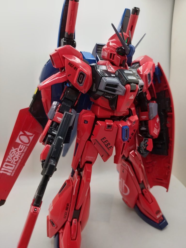 デカールは、いつもの如く、感覚で選んで、色んなガンダムのデカールを組み合わせ。