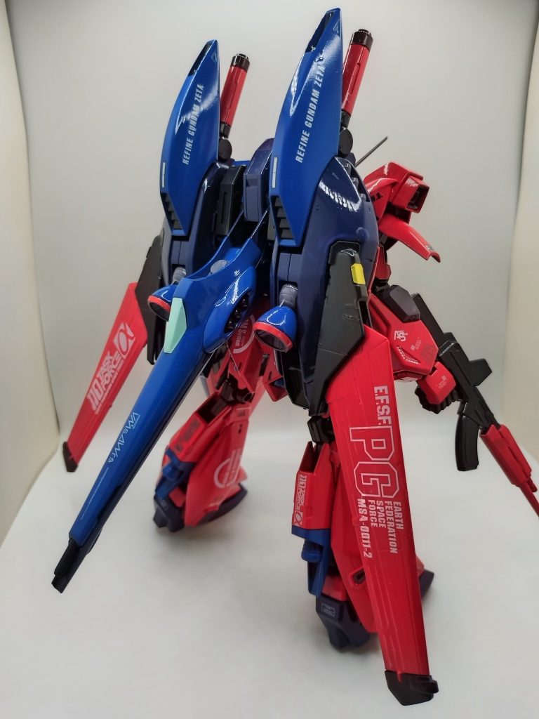 バックパックは、ライジングフリーダムブルー、ファントムグレー、赤いガンダムレッドなどで、ちょっとメリハリを。