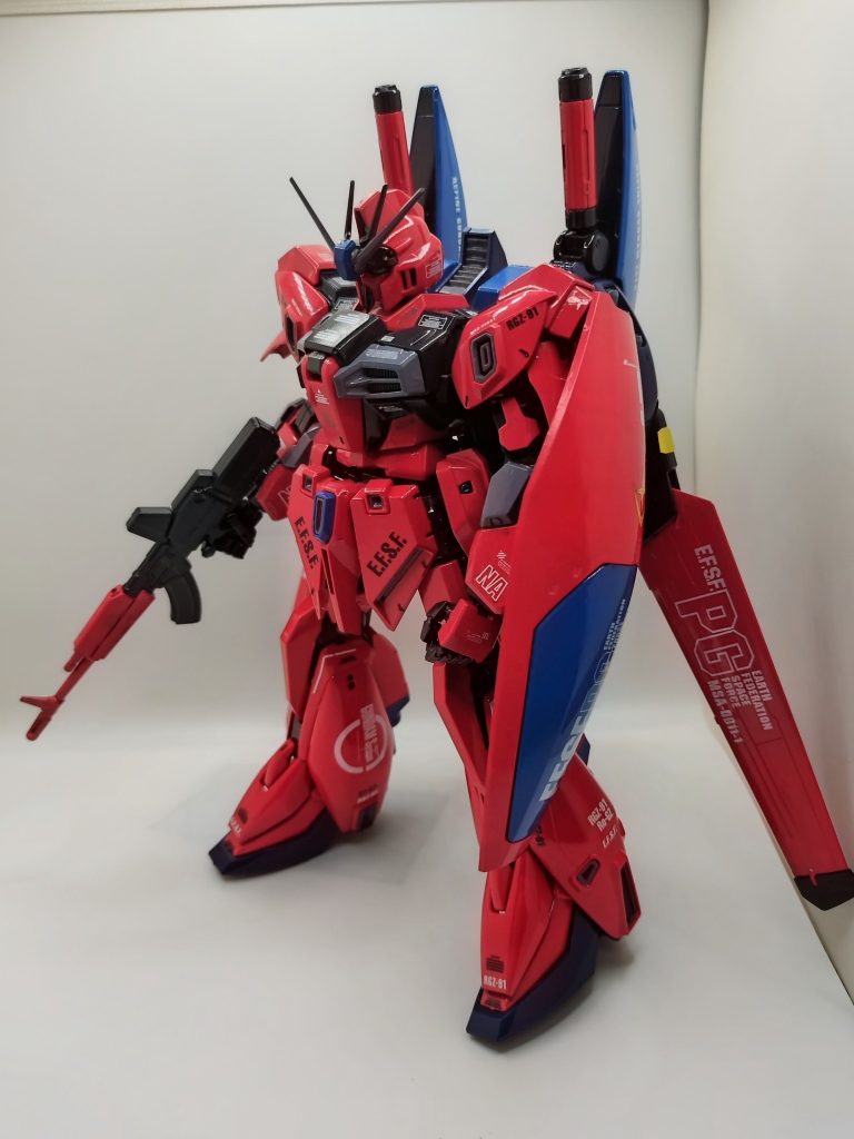 本体等は、赤いガンダムレッド、ファントムグレー、ガンダムルプリスグレーで。