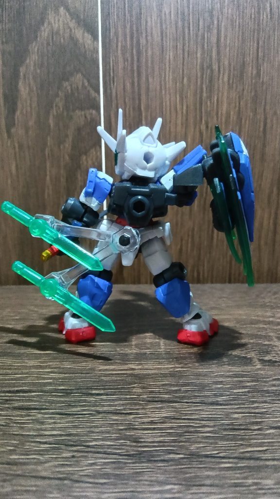 台座の足パーツを使ってアームを再現しました。GNベイオネットはAGE1スパローの武器で代用。