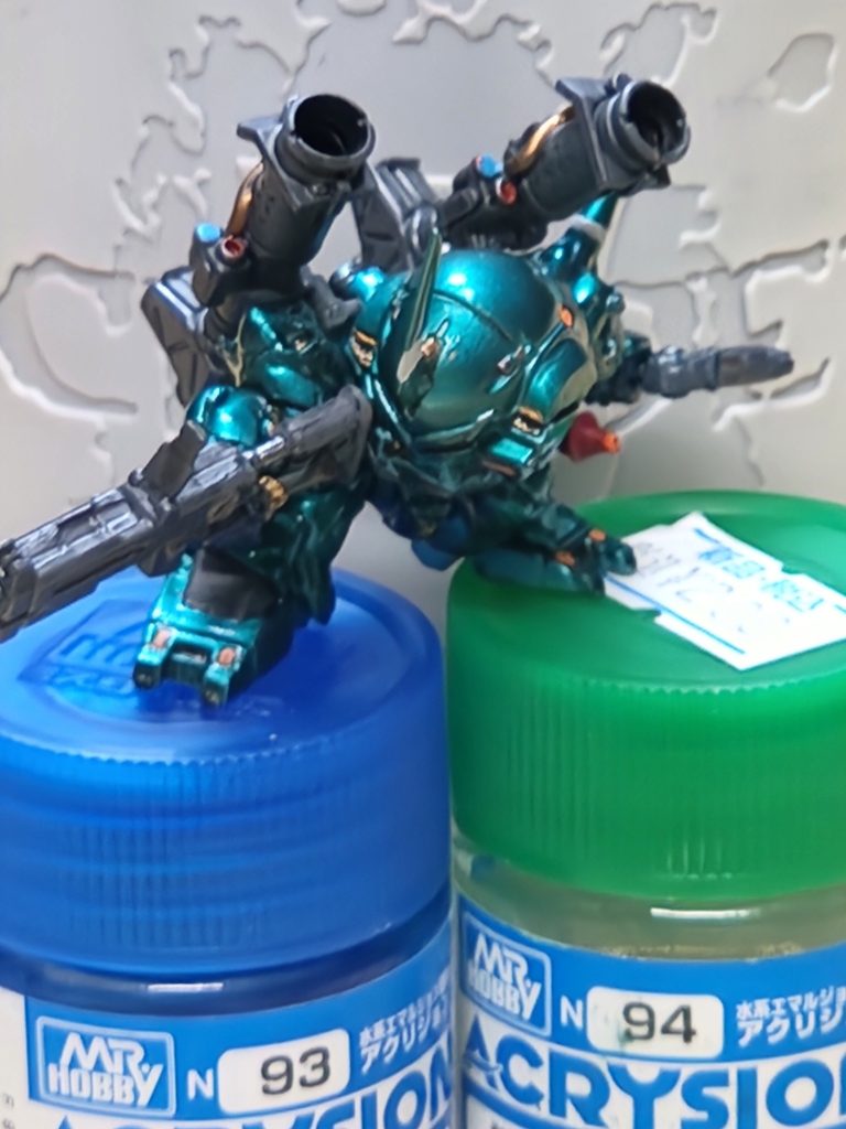 塗装には全て水性塗料を使用、黒サフ→スーパーファインシルバー→アクリジョンクリアグリーン/ブルーをランダムに滴下して混色しながらグラデーション塗装