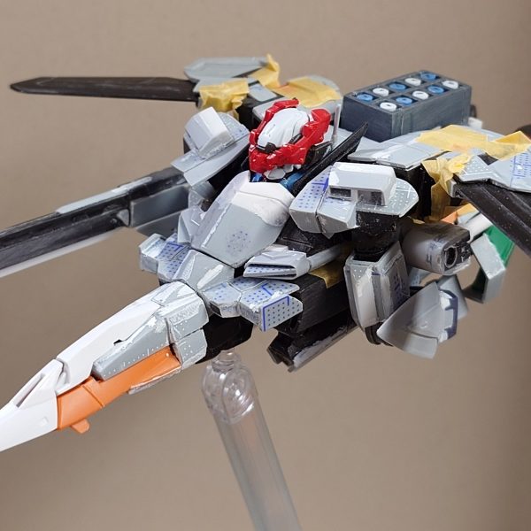 スジボリ終了しました〜！これで塗装前準備完了〜！ついでにオプション装備でレドームとミサイルポット作りました！リアスカートに3ミリピンで接続できるようにしてるので他にも装備作ればくっつけられます〜☆（3枚目）