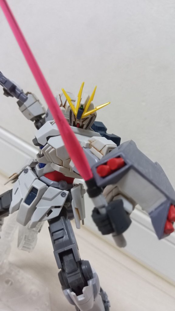 シールドの裏にはビームサーベルがあります。