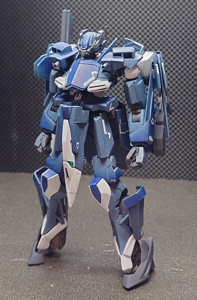 MS形態　素立ちです基本装備としてリネアリスライフル(リニアライフル)、ビームハンドガン、肩部バルカン砲、ビームサーベル×2を装備していますユニオンフラッグカスタムがベースなのでスタイリッシュなデザインに纏めましたデカールは水星の魔女汎用と閃光のハサウェイ　キルケーの魔女汎用を使用しています