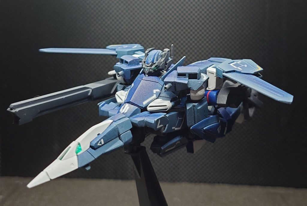 戦闘機形態ですこの機体の運用として一撃離脱戦法が主体かなと思うので、基本形態はこちらを想定しています変形は、手首を外して武器をバインダーに接続すれば後は差替ありませんシルエットはF-14トムキャットとSu-47ベルクートを若干イメージしてます変形した時に装甲が重なるのがお気に入りポイントですね