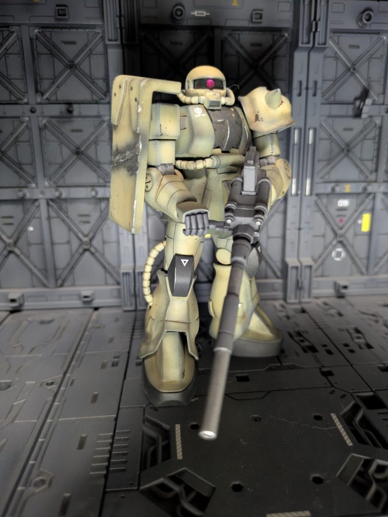 忠実な部下、デル機になります。こちらはHGUC40番のザクⅡからの再現です。1番ウェザリング薄めです。シールドはビームによる被弾、スパイクアーマーも半壊、動力パイプは切断のかなりのダメージですね。