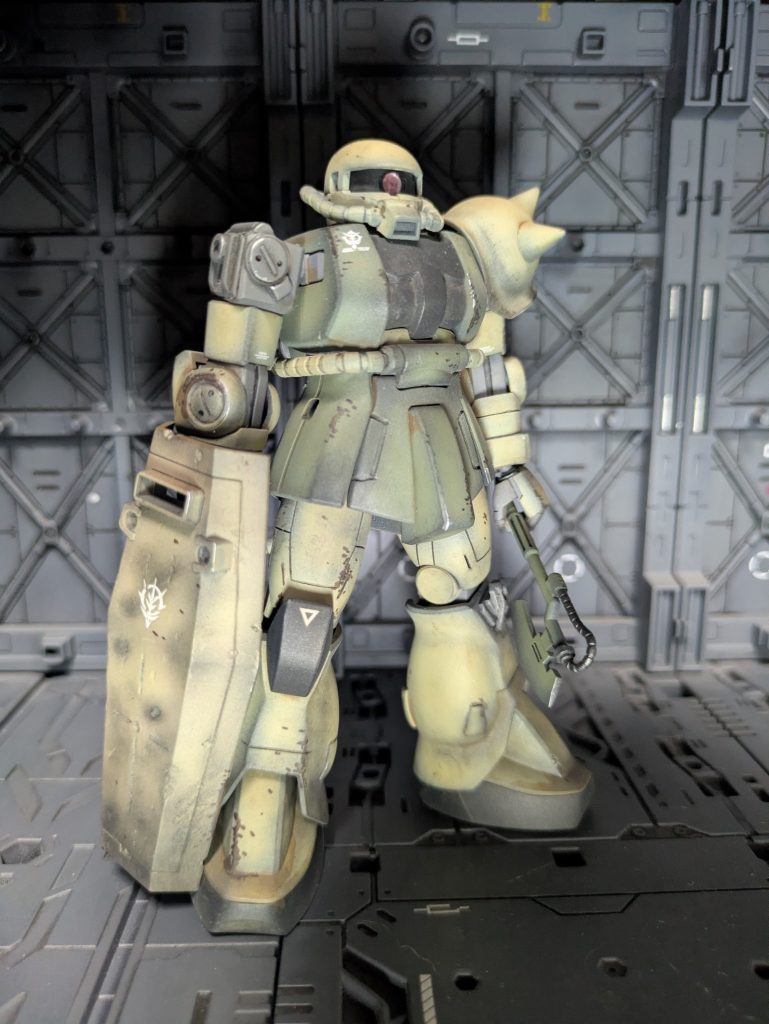 問題児アスの乗機、こちらもHGUC40番からの再現です。ウェザリングはやや強め。右肩アーマー損失、連邦軍から鹵獲のシールド、武装はヒートホークのみ。