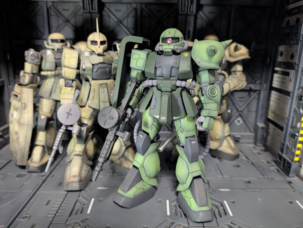 オマケで旧キット陸戦型ザクも！毎日メンテナンスされていたら、これくらい綺麗だったはず！旧キットも股関節より下を改修したら、ちょっとハの字立ち出来ました😊