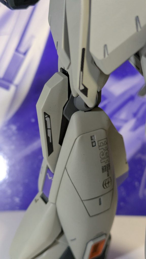 フロントアーマー中央と膝パーツにあるデザインは、黒とグレーのデカールの重ね貼りで表現しています。