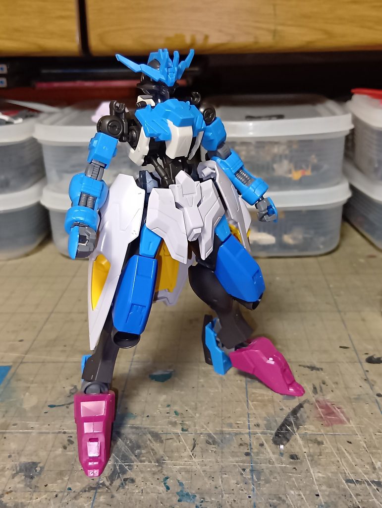 ここから製作過程になります。まずはガンダム・ヴィダールを用意して、適当にパーツを合わせていきます。いつものごとく、ノープラン見切り発車しました(笑)😆