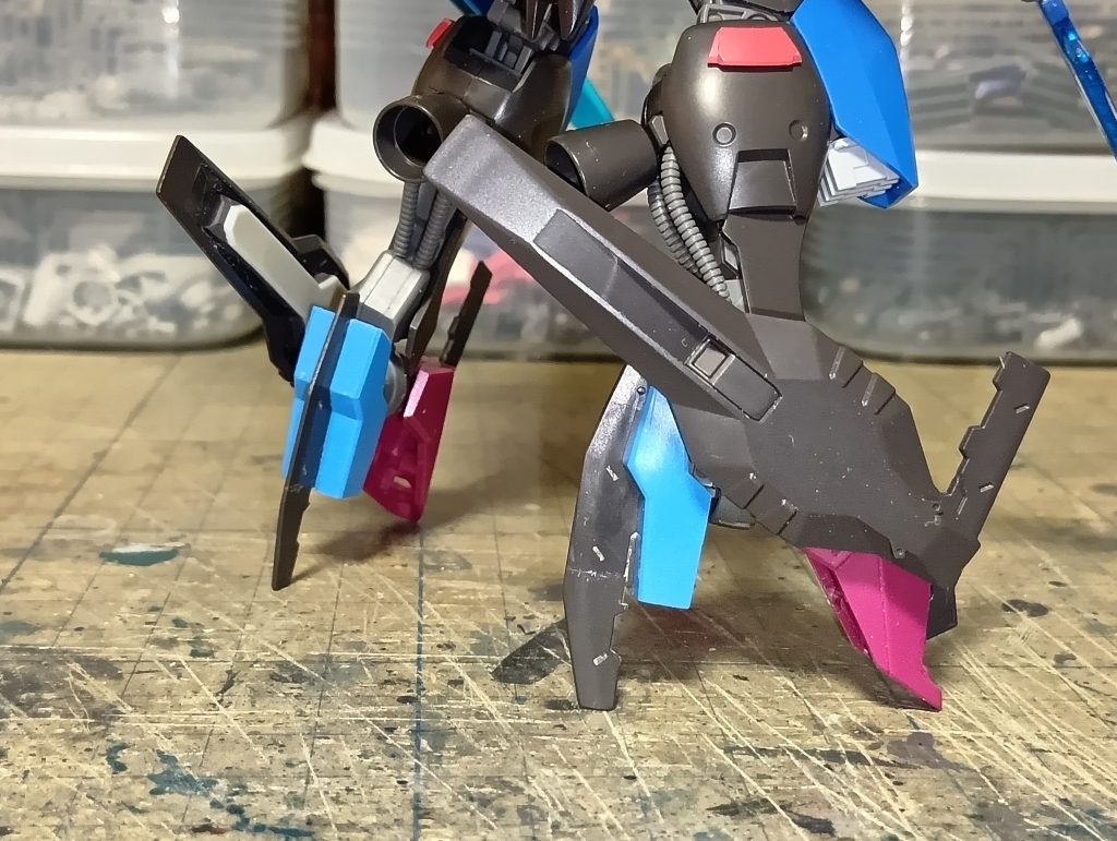踵のハンターエッジはキット2体分使用して大型化。爪先はガンダム・ラブファントムの余剰となるフリーダムの肩を加工してハンターエッジを取り付けています。横側にヴィダールのバックパックのパーツを移植。