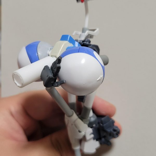 どうも、土緑です。今回はいつ完成するかわかんないオリジナルガンダムの紹介です。ガンダム・フレームのリアクター部を切り詰めた物に色々くっ付けて出来上がった物です。胸パーツにドロロ2匹分の生首を使ってます。ドロロが怨めしそうにこちらを睨んでますね。ちなみに胸の真ん中の棒は特に設定は無いですが一応ビーム砲と決めてます。エイハブ粒子を使ったエネルギー砲だと。多分…。とりあえず僕オリジナルの女体、土緑スタイルに似た体型にしてみました。一応グッとくる感じには仕上げました。（2枚目）